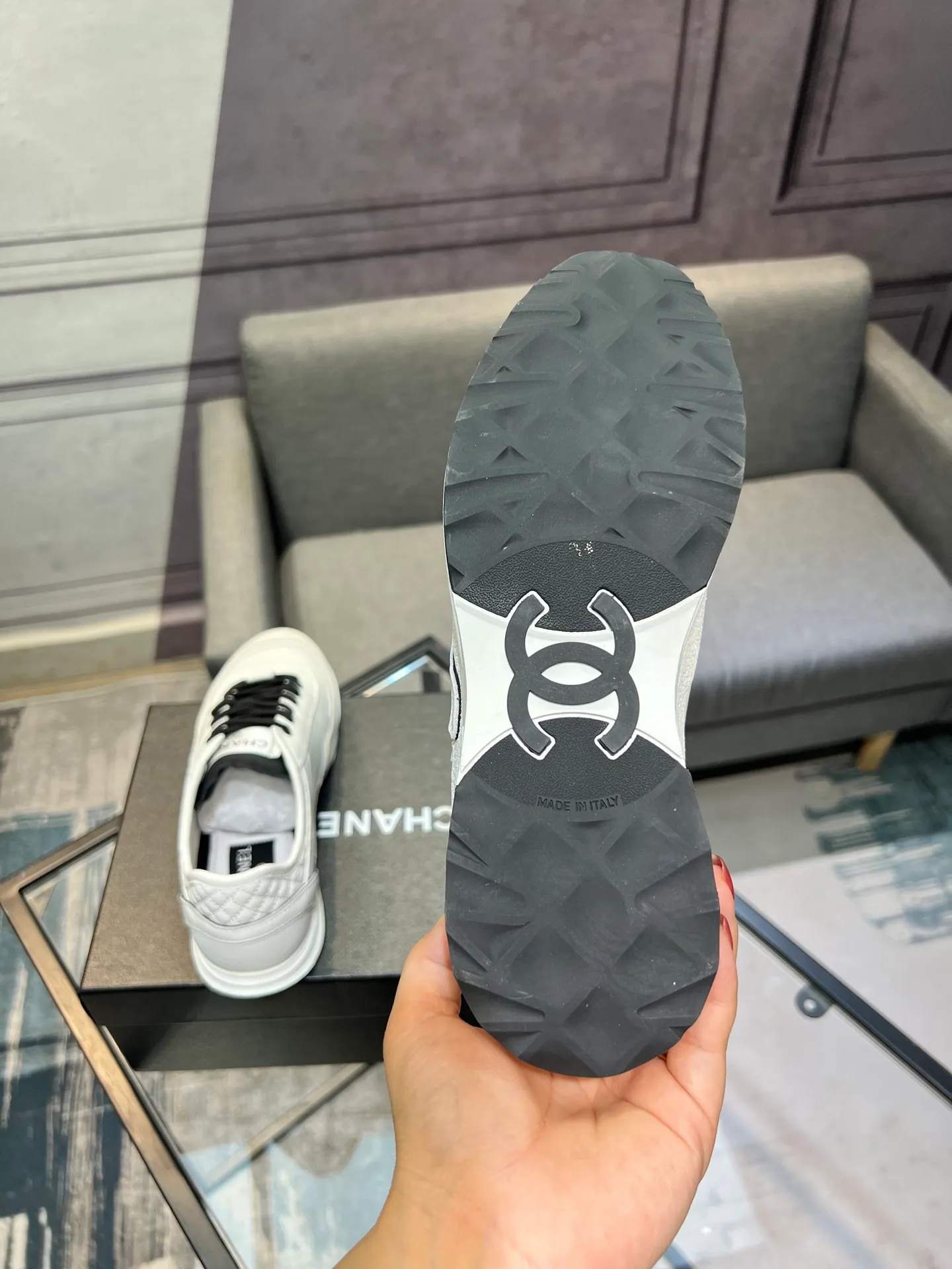 Men's men's shoes 💰620 Exclusive real shot (top version) CHANEL Chanel 2025ss color matching thick-soled casual sports shoes and sneakers. The counter is synchronized. The counter is very popular. A shoe that is very difficult to buy. The most popular thick-soled panda shoes on the Internet. It can be imagined that Xiaoxiang control can't miss it. It has both good looks and comfort. Simple and versatile white shoes. The thick sole increases the height and is super versatile. Close your eyes and wear it. Whoever wears it will look better. Upper: calfskin Lining: imported sheepskin lining Outsole: TPU original outsole Size: 35-44 (customized for women 41 and 40, and 45 for men)